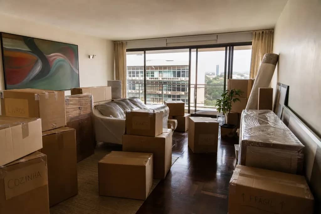Apartamento em Brasília com caixas e móveis preparados para mudança