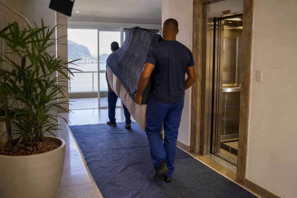 Elevador e hall de condomínio em Niterói protegidos para mudança