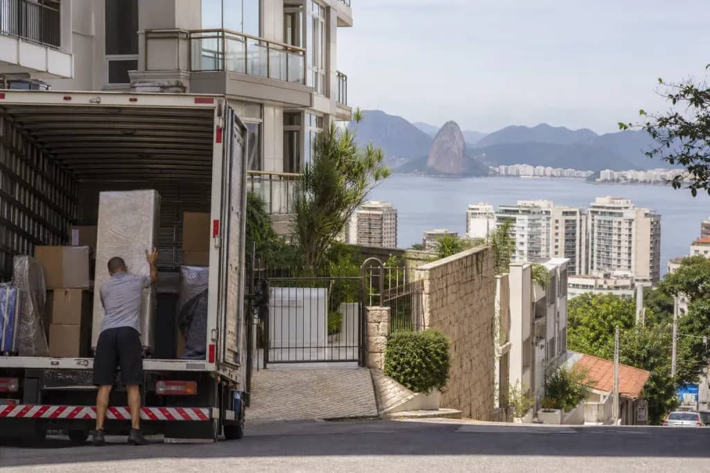 Operação de mudança em Niterói com caminhão em área residencial