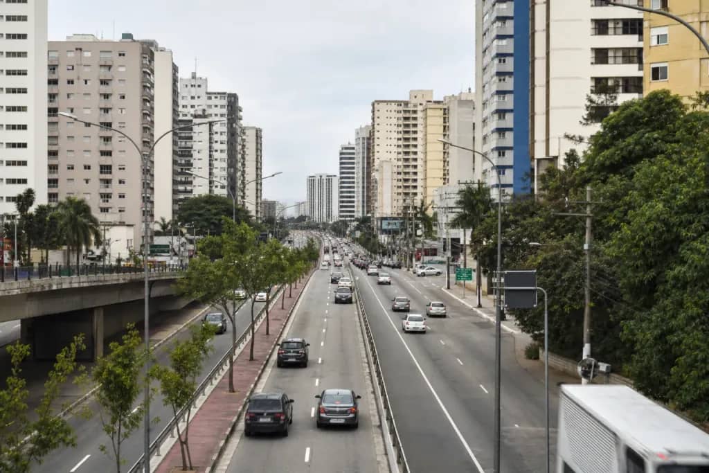 Avenida Radial Leste com torres residenciais e fluxo urbano típico da zona leste