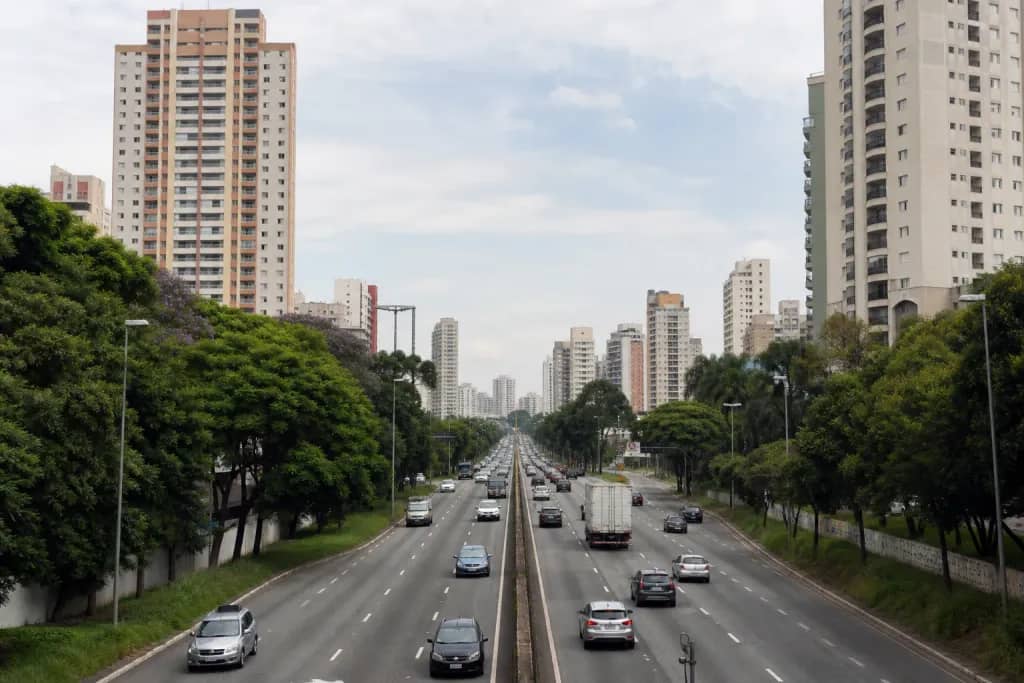 Avenida com fluxo urbano típico do Corredor Norte na zona norte de São Paulo