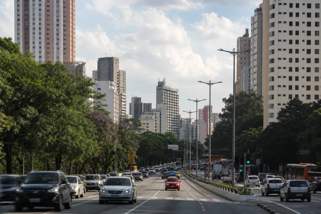 Avenida movimentada no eixo sul de São Paulo com torres residenciais