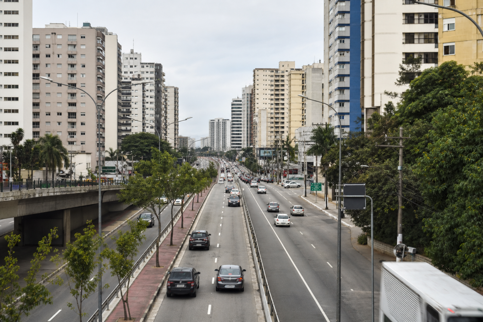 Avenida Radial Leste com torres residenciais e fluxo urbano típico da zona leste