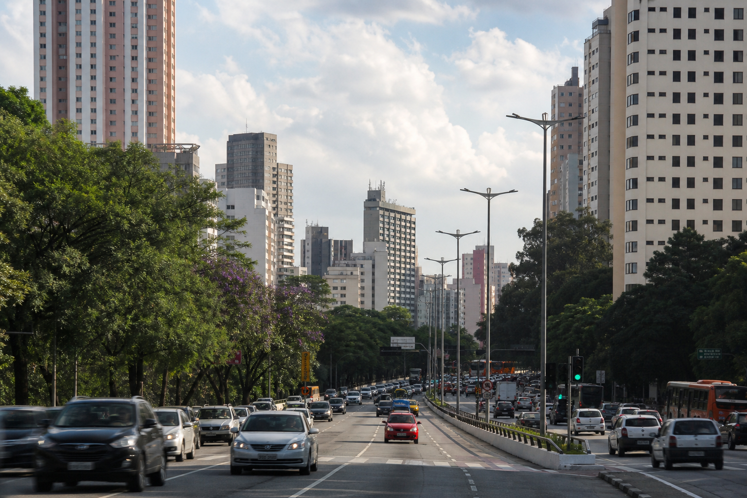 Avenida movimentada no eixo sul de São Paulo com torres residenciais